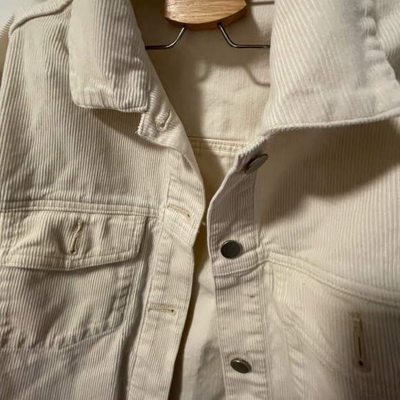 Uniqlo white cropped denim jacket, women’s size small. 100% cotton. - Picture 2 of 6